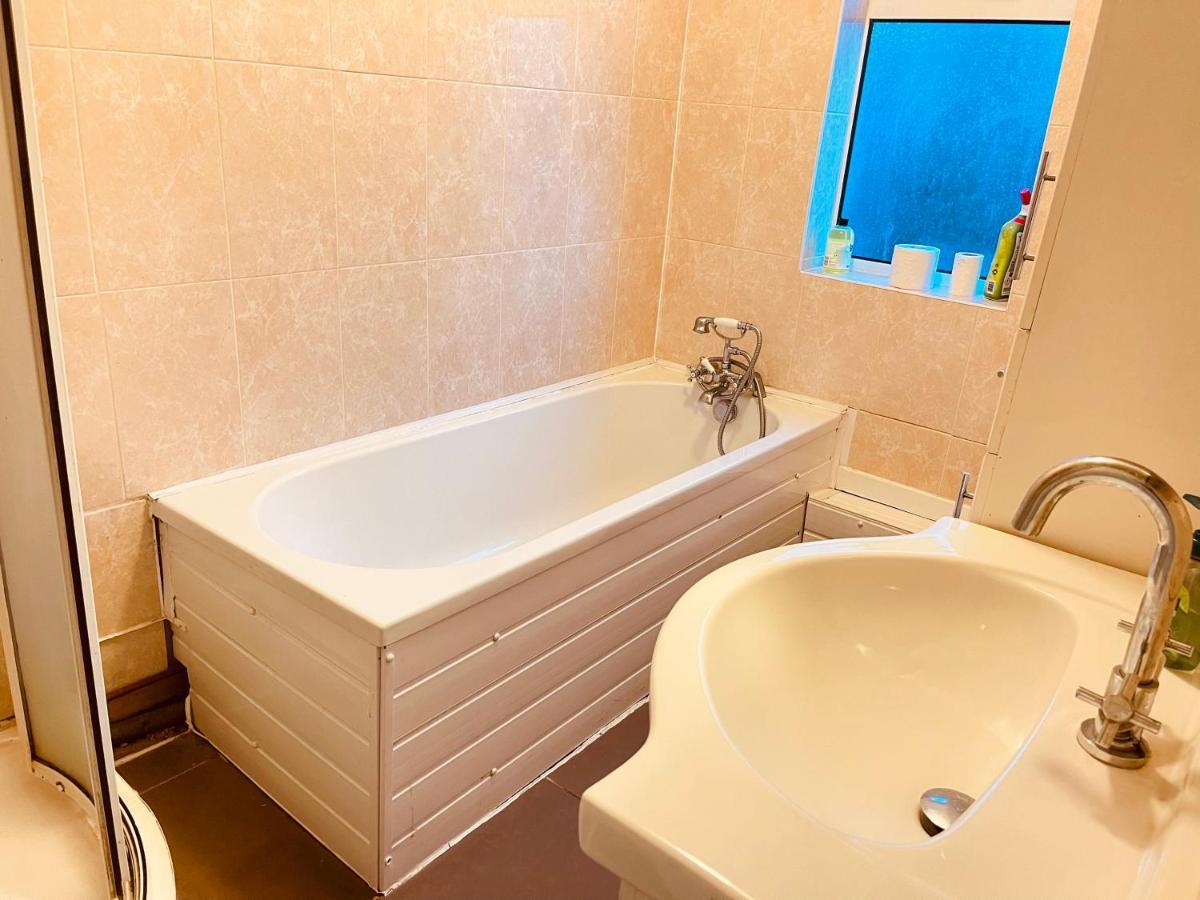 3 Bedroom Holiday House,Close To M6-Express Way To Centre Birmingam Exterior foto